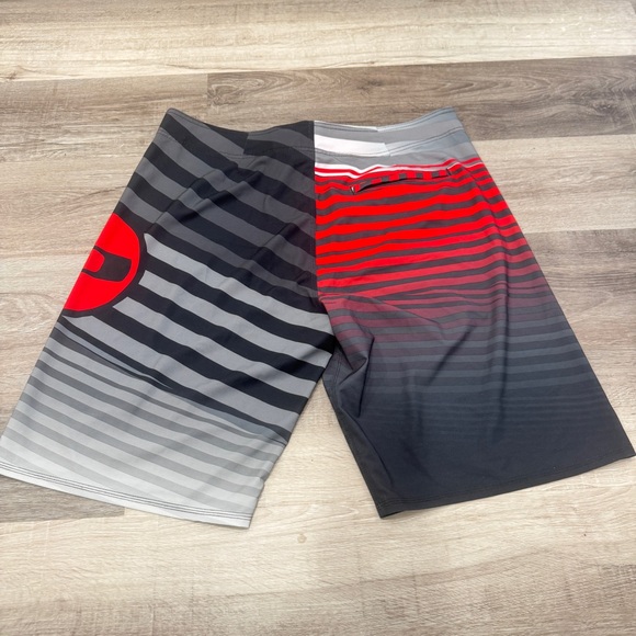 Oakley Point 21 Boardshorts Mens 38 Red Gray Black Striped Vacation Beach - Picture 6 of 6